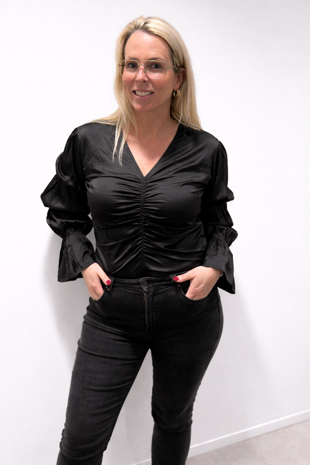 Laufbjalla || Svört Satín